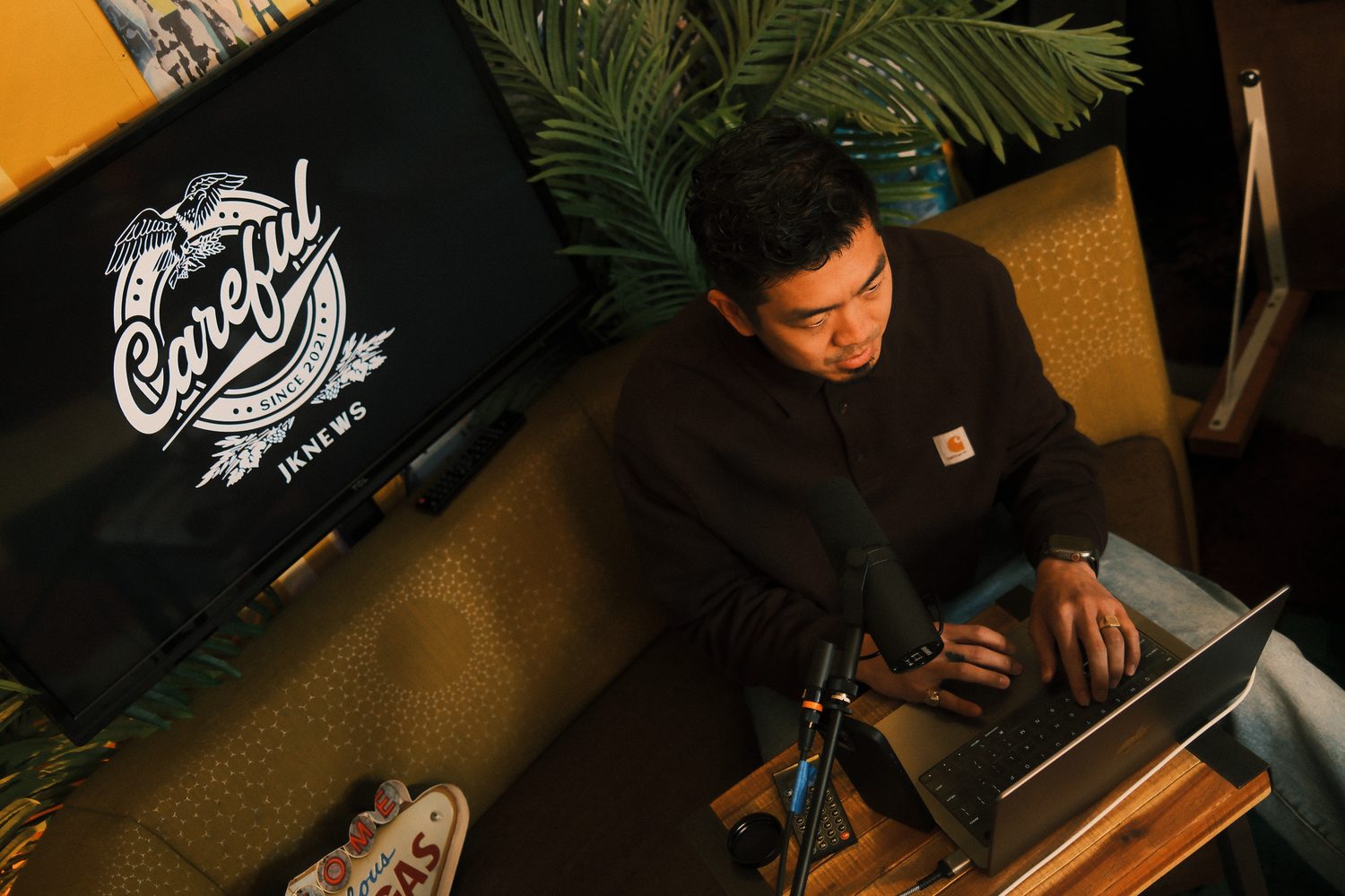 Anthony Lee on the JK News set